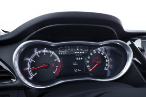 Classy cockpit: The new Opel KARL has clearly readable and chrome-fitted instrument panel.
