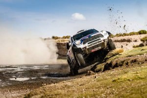 P90207210-2016-dakar-nasser-al-attiyah-qat-mathieu-baumel-fra-mini-all4-racing-axion-x-raid-team